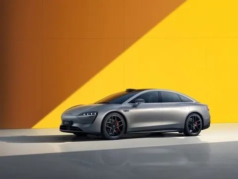 Huawei tung ra mẫu xe điện tự tin 'hơn đứt' Model S của Tesla: Sạc 15 phút chạy được 400km, giá rẻ hơn cả nửa