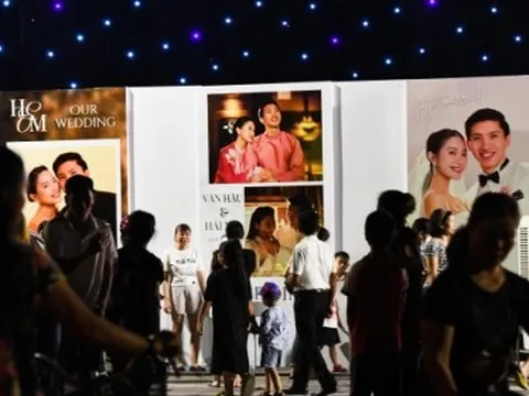 Người dân kéo đến đám cưới Đoàn Văn Hậu đông vui như trẩy hội, tiểu thương mở luôn sạp đồ ăn nhanh