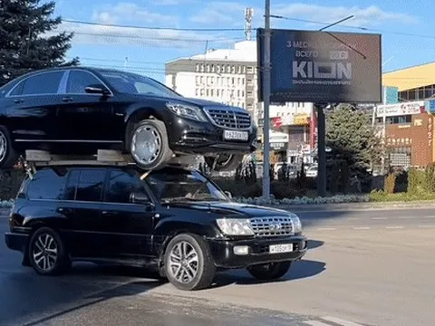 Xe 'chủ tịch' Toyota Land Cruiser chở Maybach trên nóc, cách đưa xe lên gây tò mò