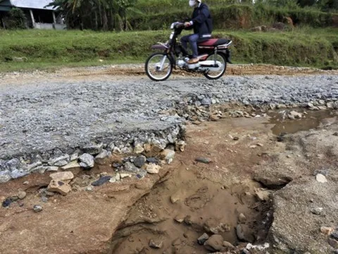 Tuyến đường huyết mạch miền núi Hà Tĩnh 'nát như tương'