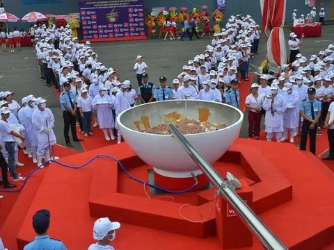 Công ty xác lập kỷ lục Guiness tô phở lớn nhất thế giới phải 2.000 người ăn mới hết: Đứng đầu thị trường mì ăn liền Ba Lan, đã xuất 1 tỷ sản phẩm Made in Vietnam ra thế giới