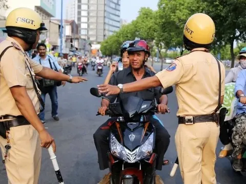 Cách đi xe máy không bị công an giao thông tuýt còi