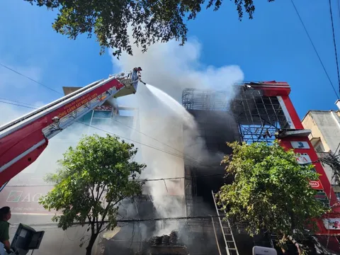 CLIP: Đang cháy lớn ở Buôn Ma Thuột, Phó Giám đốc Công an Đắk Lắk đến ngay hiện trường