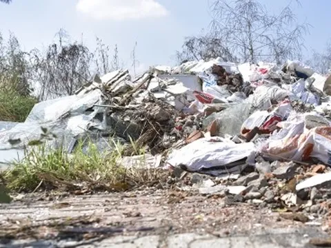Khu “đất vàng” tràn ngập rác thải ở Long Biên