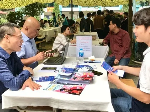 Thị trường lao động ‘ấm’ dần