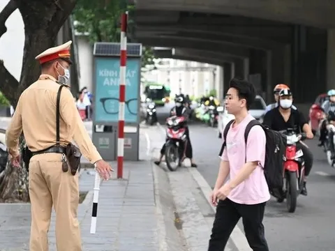 Người đi bộ có thể đối diện án phạt tù tới 15 năm nếu tiếp tục đi như thế này