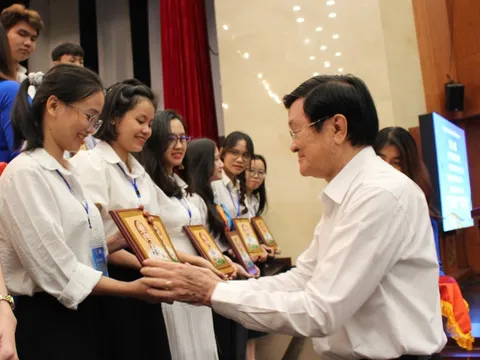 Nguyên Chủ tịch nước Trương Tấn Sang dự buổi gặp mặt sinh viên Hà Tĩnh ở TP HCM