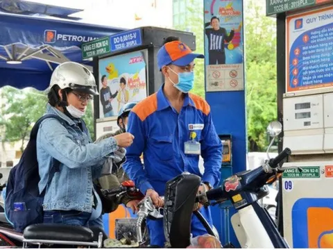 Giá xăng trong nước ngày mai có thể "quay đầu" giảm