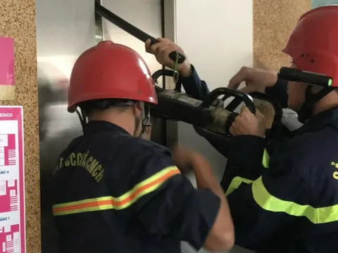 CLIP: Phá thang máy đưa 9 người mắc kẹt ra ngoài ở TP HCM