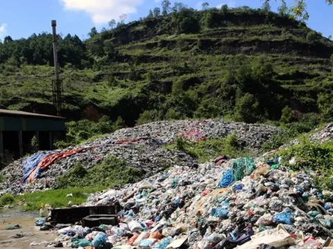 Lò đốt 'đóng băng', hàng nghìn tấn rác chất đống như núi