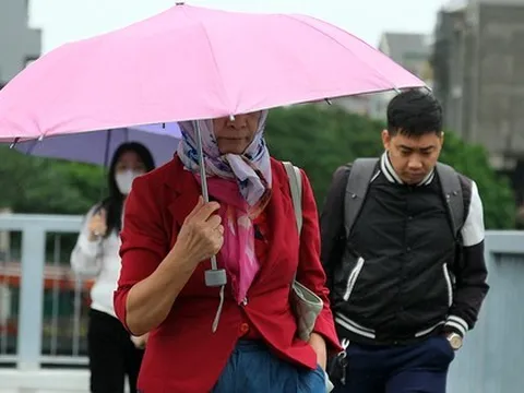 Người Hà Nội co ro trong mưa lạnh đầu mùa