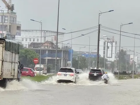 TP Vinh: Đường biến thành 'sông', xe cộ 'bơi' ngay giữa phố