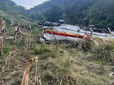 Camera 48 giây vụ xe bồn lao xuống vách núi ở Cao Bằng