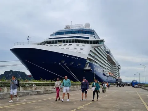 Hơn 2.600 khách quốc tế đến Hạ Long bằng siêu du thuyền