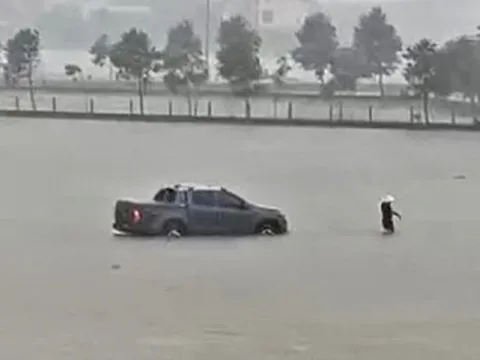 Nhiều nơi ở Hà Tĩnh ngập sâu, ô tô liều mình 'bơi' giữa biển nước