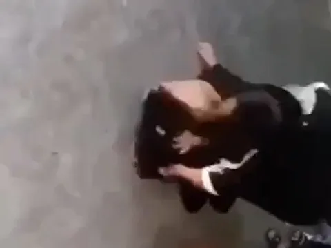 Nữ sinh lớp 7 bị bạn cùng trường đánh đập, lột áo