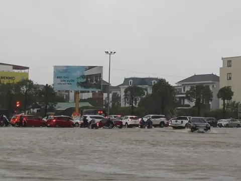 Nghệ An: Nhiều tuyến đường ở Tp.Vinh ngập nặng sau mưa lớn