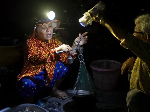 Độc đáo chợ "âm phủ" ở miền Tây chuyên bán "lộc trời" lúc 2h sáng, người mua phải xem hàng trong tư thế đặc biệt