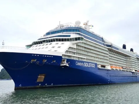 Hai “siêu du thuyền” chở gần 3.400 khách quốc tế đến Quảng Ninh