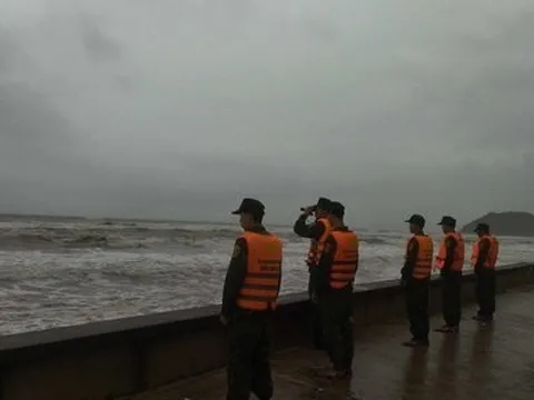 Tìm kiếm sà lan chở theo 2 người mất tích trên biển