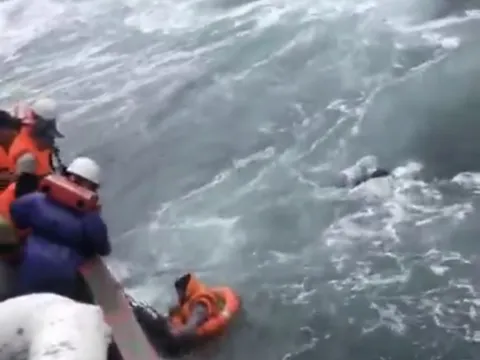 CLIP: Căng thẳng cứu nạn 2 người trôi dạt trên biển