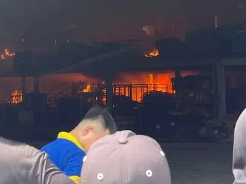 CLIP: Cháy nhà xưởng công ty, công nhân thất thần lo thất nghiệp