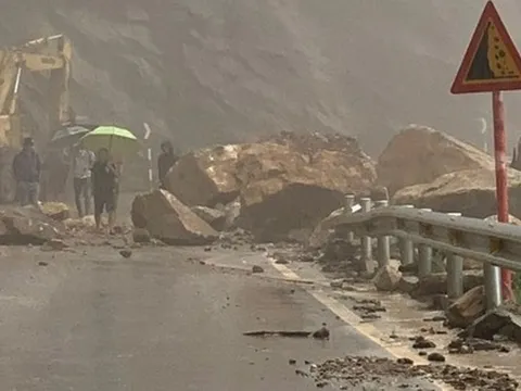 Quốc lộ 8A sạt lở nghiêm trọng, cấm đường lên Cửa khẩu Cầu Treo