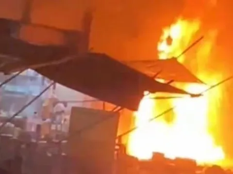 Hỏa hoạn lúc nửa đêm, 3 ki ốt ở Hà Nội bị thiêu rụi