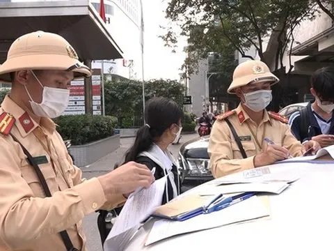 Hà Nội: Người dân 'ngơ ngác' khi bị phạt vì đi bộ sang đường không đúng quy định
