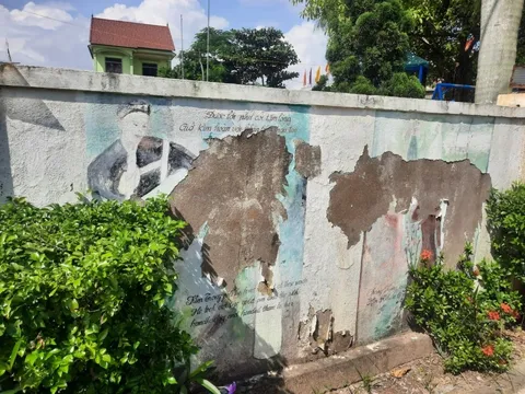 Đường bích hoạ loang lổ, mất mỹ quan trên quê hương Đại thi hào Nguyễn Du