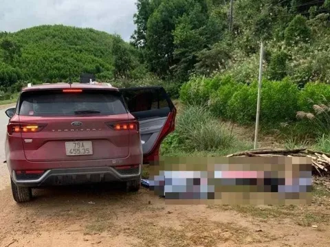 Xe ô tô tông vào lan can bên đường, 2 người chết, 3 người bị thương