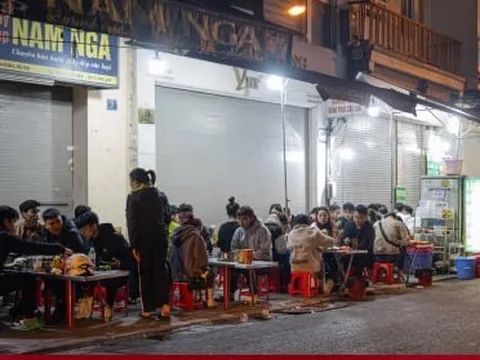 Hà Nội chuyển rét, quán ăn vỉa hè đông nghẹt khách từ sáng sớm đến đêm khuya
