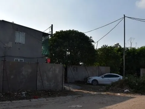 Vẫn tồn tại nhiều đoạn rào bê tông chắn lối đi của người dân trên đường 2,5