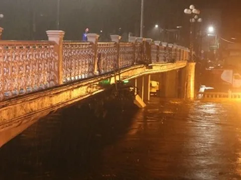 Lũ lớn trong đêm, người dân Thừa Thiên Huế trở tay không kịp