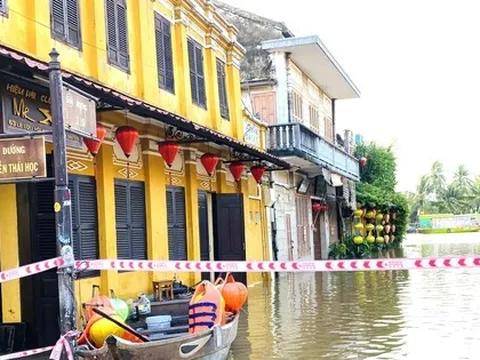Hình ảnh phố cổ Hội An ngập chìm trong nước lũ