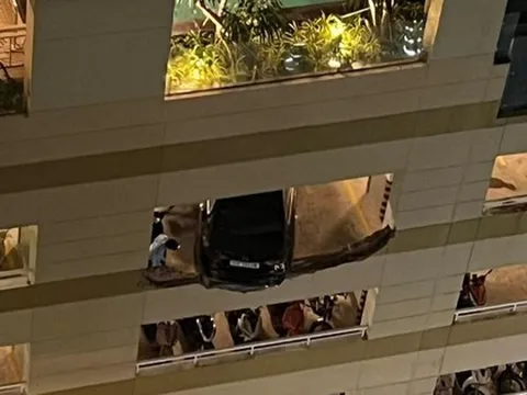 Đổ tường ở chung cư ở Thủ Đức, nữ tài xế cùng ô tô suýt rơi từ lầu 4