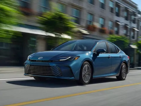 Toyota Camry 2025 ra mắt – không còn bản chạy xăng, bán ra đầu năm sau