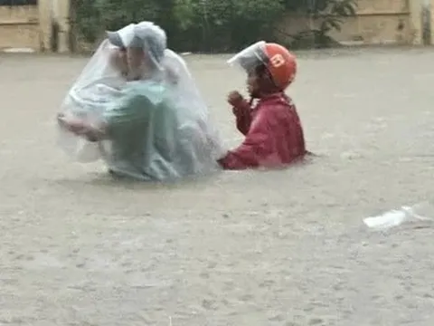 Miền Trung lúc này: Lũ tại Thừa Thiên - Huế đã vượt đỉnh lịch sử năm 2020, tình hình diễn biến phức tạp