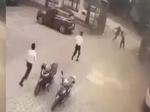 Video người đàn ông xông vào khống chế nữ nhân viên, cướp ngân hàng