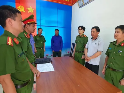 Bắt nguyên Chủ tịch UBND xã lấy đất của người nghèo giao cho cán bộ, người nhà