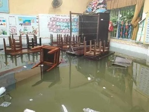 Thừa Thiên - Huế: Mưa lũ ngập sâu, học sinh phải nghỉ học thêm 2 ngày