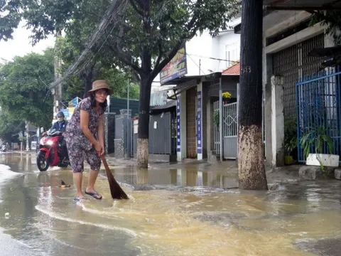 Người dân hối hả chạy lụt trong đêm rồi tất bật dọn dẹp khi nước rút