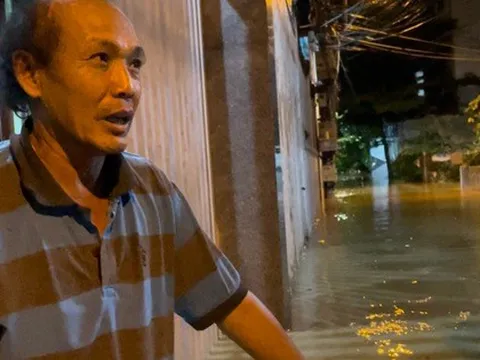 CLIP: Lũ về bất ngờ, người dân Nha Trang "chạy lũ" trong đêm khuya