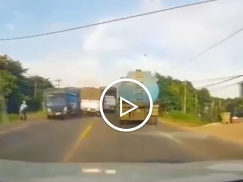 Kinh hoàng xe tải nối đuôi vượt ẩu gây tai nạn trên quốc lộ