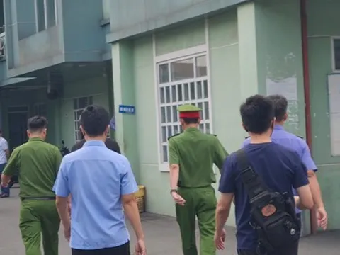 Cảnh sát khám xét trung tâm đăng kiểm lớn nhất Đồng Nai