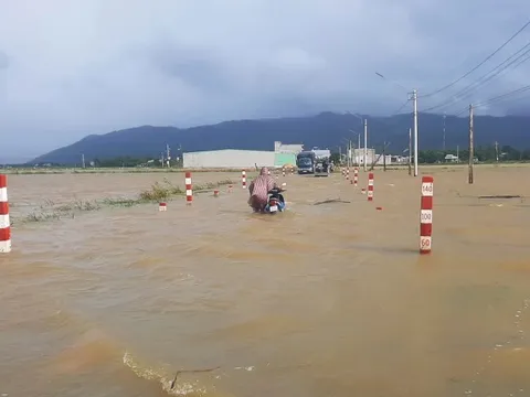 Hàng ngàn học sinh Bình Định nghỉ học do mưa lũ chia cắt