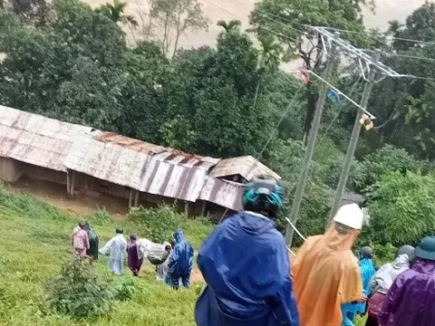Người dân vượt lũ băng rừng, khiêng người phụ nữ đi 30 km đến nơi cấp cứu