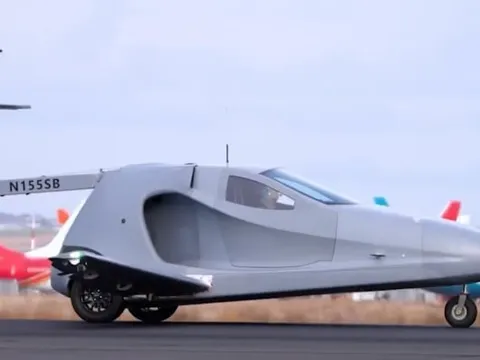 Xe 3 bánh lai máy bay tốc độ 322 km/h