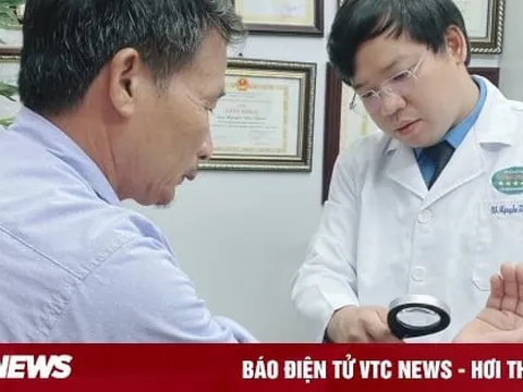 Đắp nhựa cây xương rồng trị viêm da, người đàn ông không cầm nổi đũa để ăn cơm