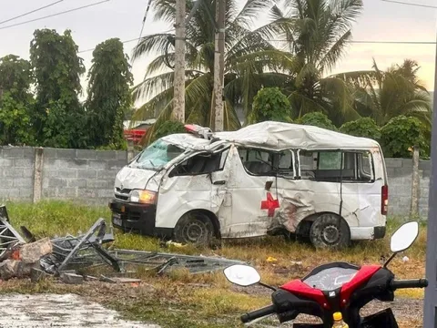 Bình Thuận: Xe cấp cứu bệnh nhân chuyển viện gặp nạn, một người tử vong